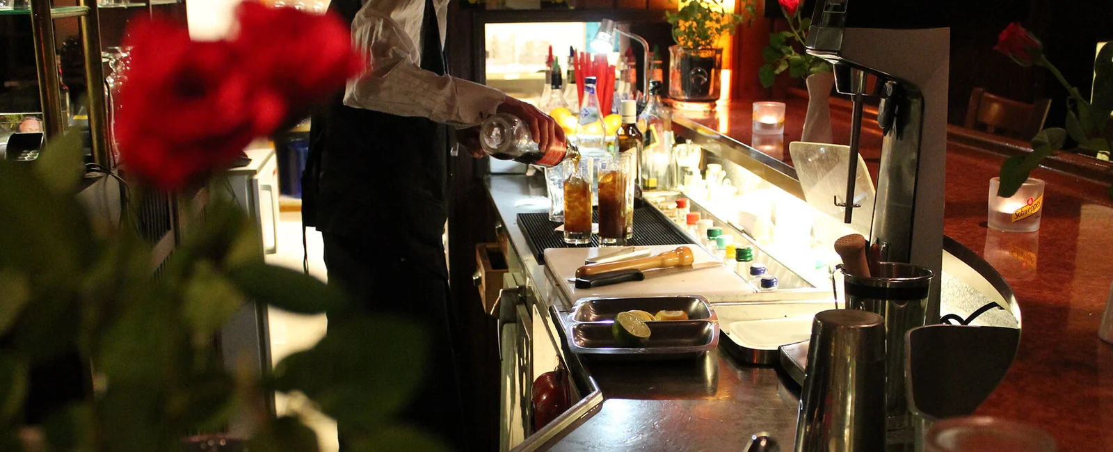Spirituosen und Lichtstimmung an der Bar