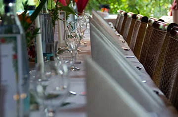 Festlich gedeckte Tafel für eine Veranstaltung