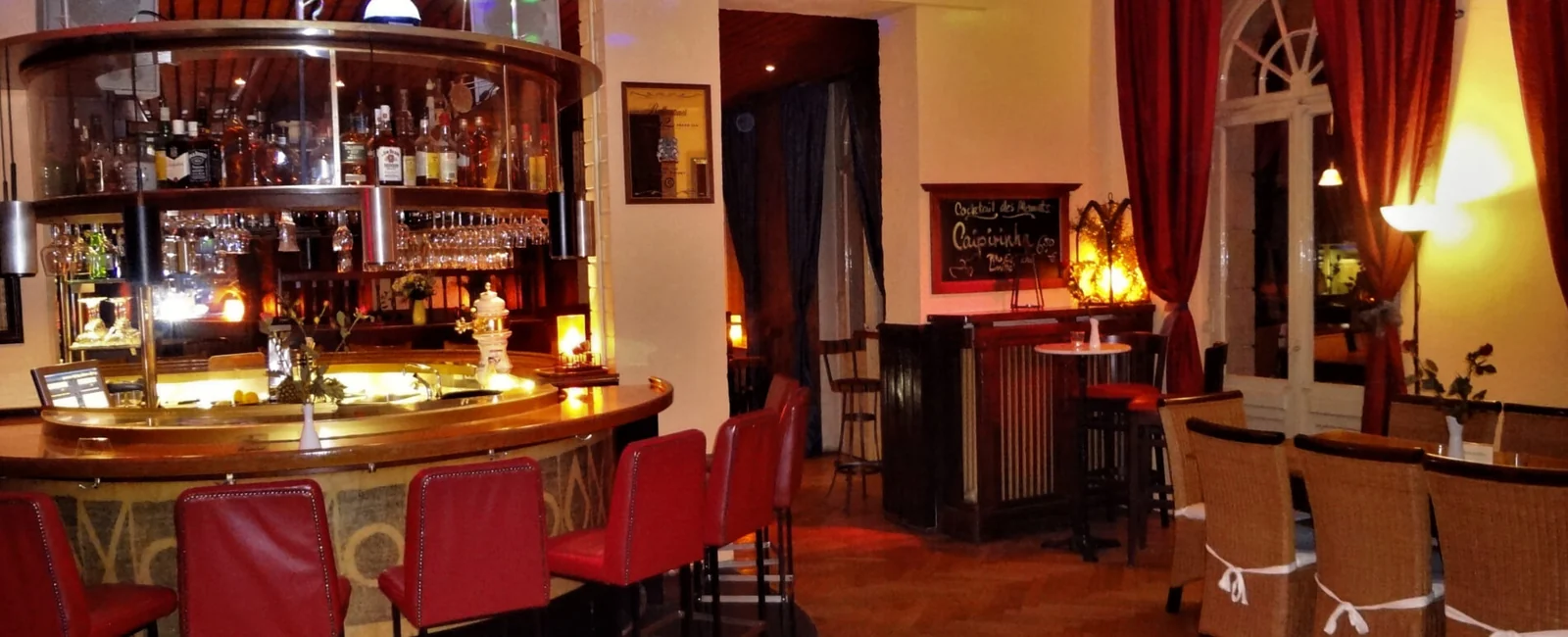 Blick in die stimmungsvoll beleuchtete Cocktailbar